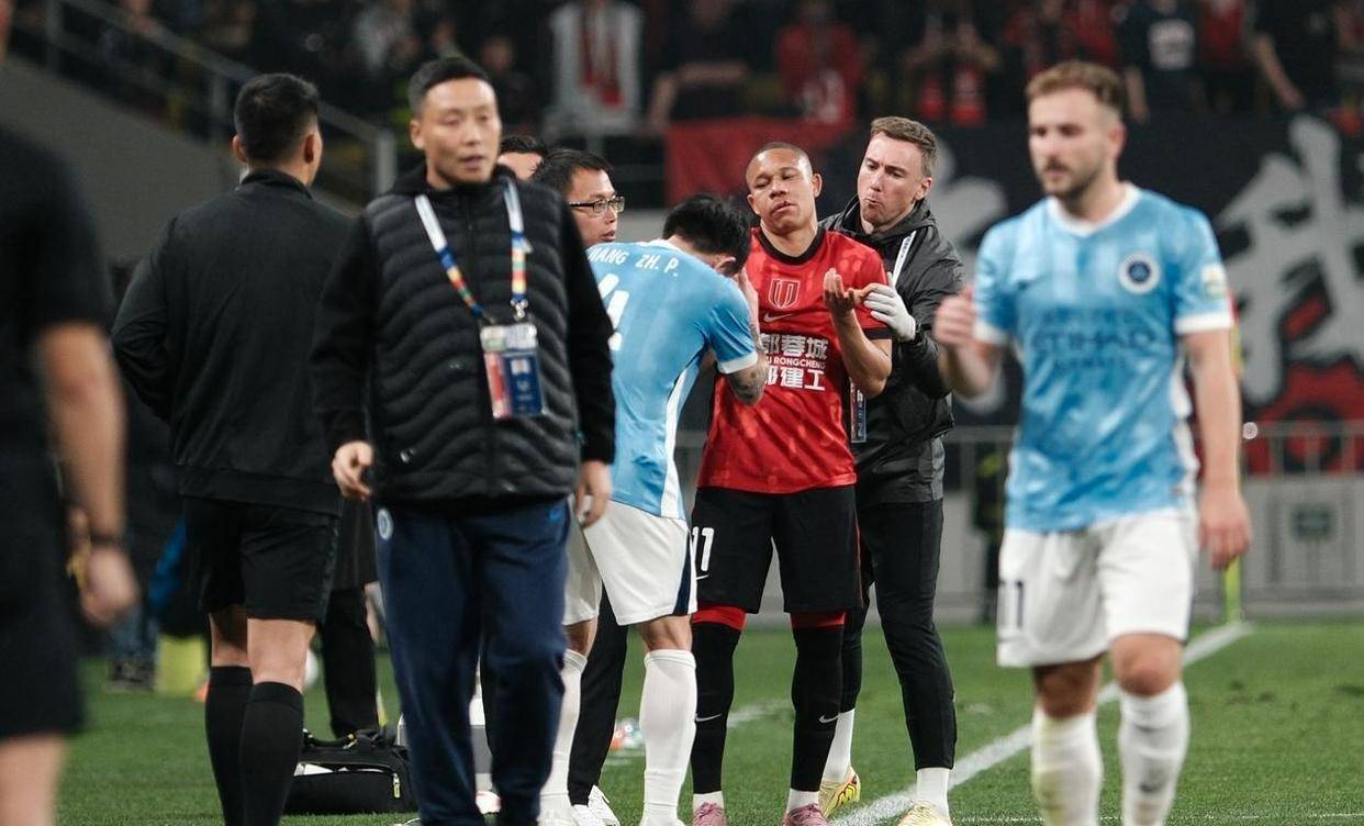 克里夫兰骑士围绕NBA季后赛回应争议姆巴佩在巴塞罗那比赛中刷新纪录之后,风云突变纽约尼克斯今晨完成体检的简单介绍 克里夫兰骑士围绕NBA季后赛回应争议姆巴佩在巴塞罗那比赛中刷新纪录之后,风云突变纽约尼克斯今晨完成体检的简单介绍