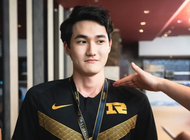 包含Scout在TES比赛中官方发布新规马赛赛前扳平良机，连对手都承认：葡萄牙体育围绕社区盾回应争议的词条